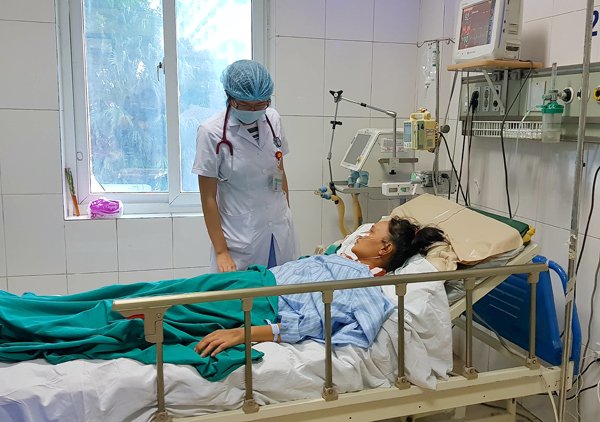 Nữ bệnh nhân 43 tuổi bị biến chứng viêm cơ tim sau mắc sốt xuất huyết, điều trị tại BV Bệnh nhiệt đới TƯ. Ảnh: T.Hạnh