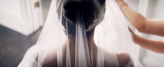 Chiếc khăn voan trắng được “nhá hàng” ngay đầu teaser