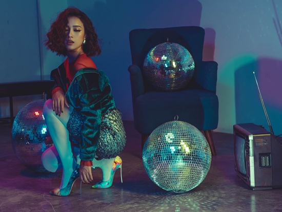 Cả set trang phục đều được làm với chất liệu bắt sáng lấp lánh đặc trưng của phong cách disco – phong cách chủ đạo của toàn bộ MV vừa mới phát hành của Ái Phương.