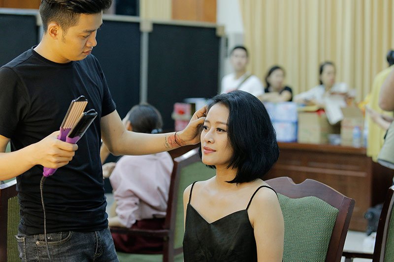 MC Phí Linh đang được chuyên gia làm tóc.