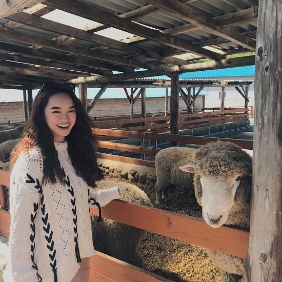 Diễn viên "Em chưa 18" - Kaity Nguyễn vẫn đang trong chuyến du lịch Hàn Quốc nghỉ ngơi, thư giãn. Cô thích thú đến thăm một số địa điểm đẹp ở nơi đây.