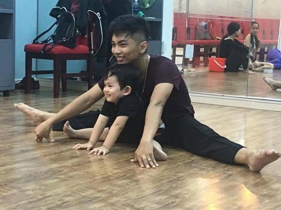 Con trai Khánh Thi thích thú bắt chước bố rèn luyện cơ thể. Nam vũ công chia sẻ: "Rảnh quá không có chuyện gì làm, đè ông con ra ép dẻo".