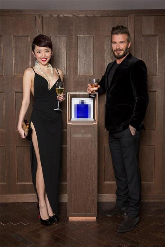 Một cây hàng hiệu tiền tỷ khác mà Tóc Tiên chọn diện để gặp Beckham, gồm váy Roberto Cavalli, giày Christian Louboutin, set trang sức Chanel cùng clutch Dior. 