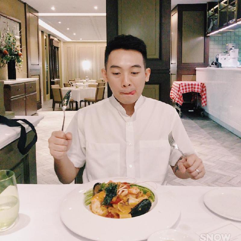 Phở Đặc Biệt thích thú bên món ăn ngon trong nhà hàng sang trọng tại Singapore.