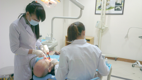 Ngày càng có nhiều người nước ngoài sang Việt Nam kết hợp du lịch và làm răng