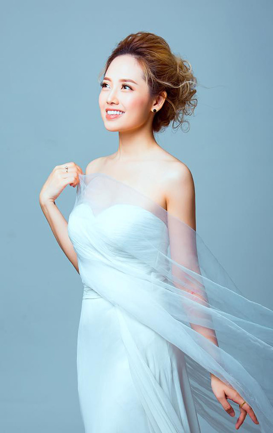 Ngọc Trang luôn xinh đẹp dù khoác lên người trang phục truyền thống hay gợi cảm.