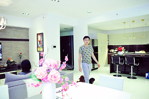 Thời gian đầu về nước, Dương Triệu Vũ không có nhà nên Đàm Vĩnh Hưng đã dành riêng cho anh một căn phòng tiện nghi tại trụ sở công ty để ở trong hơn một năm.