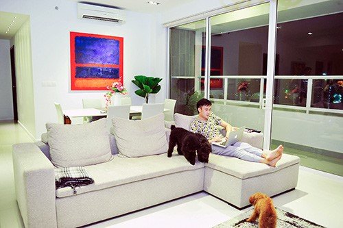 Sau nhiều năm tích cóp tiền đi hát, Dương Triệu Vũ đã tự sắm cho mình một căn hộ chung cư có diện tích 170m2 tại khu trung tâm sầm uất ở quận 7, TP.HCM