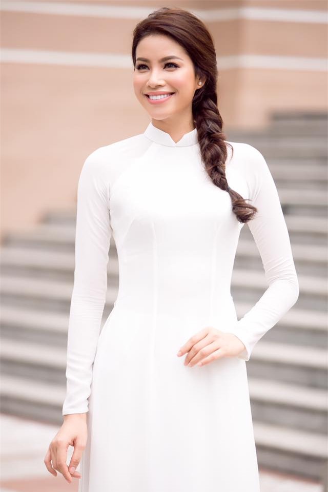 Con gái phải tươi tắn và đầy đặn một chút diện áo dài mới đẹp như Phạm Hương nhé! 