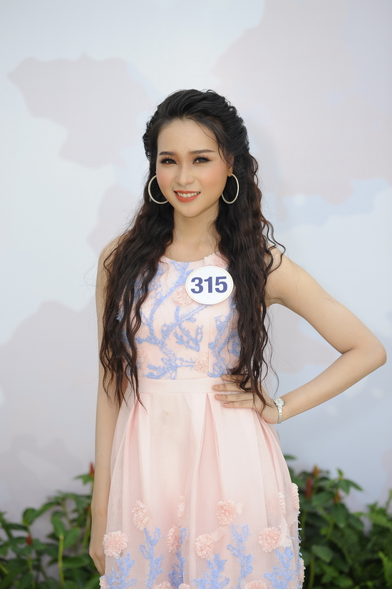 Đỗ Nguyễn Như Huỳnh (SBD 315) sở hữu gương mặt phúc hậu và nhẹ nhàng. Người đẹp Cà Mau có phong cách thời trang ấn tượng, cùng câu chuyện truyền cảm hứng về đam mê vươn tới danh hiệu Hoa hậu Hoàn vũ Việt Nam 2017.