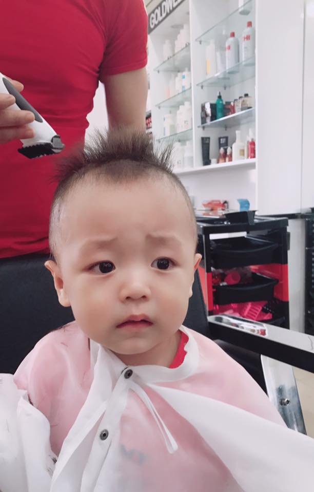 Cựu hot girl Lâm Á Hân khoe biểu cảm đáng yêu của con trai khi đi cắt tóc.