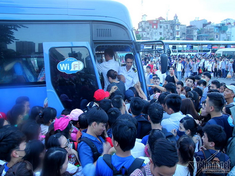 Hà Nội: Tắc khắp ngả, đông nghẹt bến xe trước nghỉ lễ