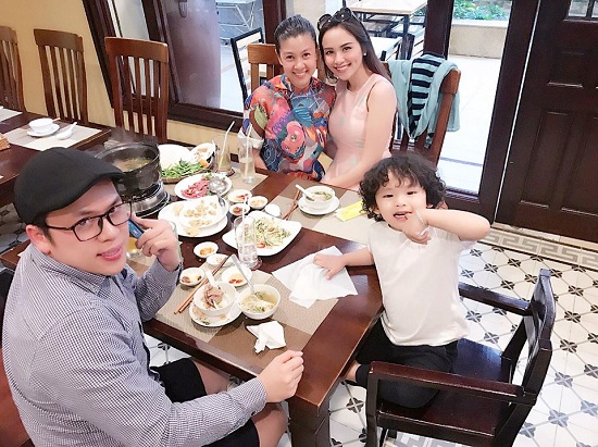 Gia đình hoa hậu Diễm Hương đến quán của diễn viên Kim Thư ăn uống. Cô chia sẻ: 