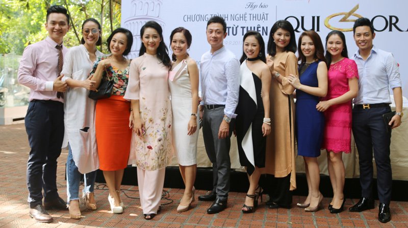 Từ trái sang: MC Hạnh Phúc, Phí Linh, Hoài Anh, Thu Hà, Hoàng Trang, Anh Tuấn,...