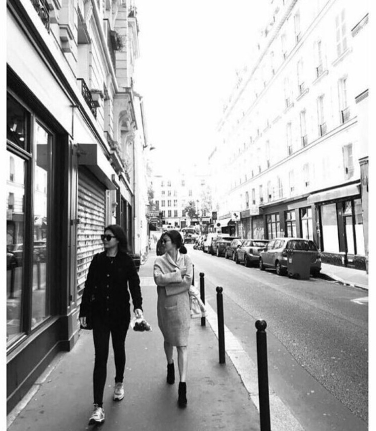 Bức ảnh Song Hye Kyo đăng tải khi rảo bước trên đường phố Paris