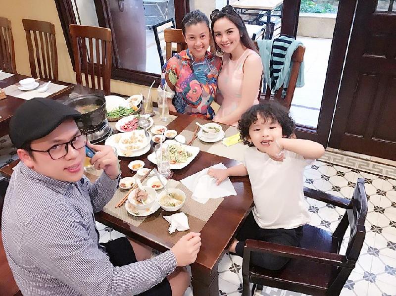 Diễm Hương tới quán của diễn viên Kim Thư ăn uống hẹn hò cùng gia đình: 