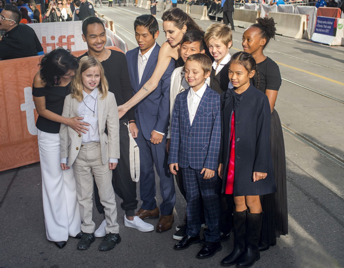 Jolie và các con bên lề LHP Toronto 