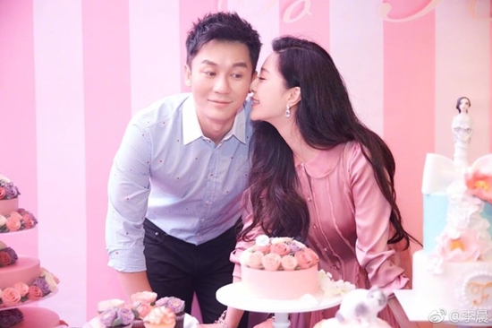 Phạm Băng Bằng bật khóc khi được cầu hôn giữa tiệc sinh nhật tuổi 36