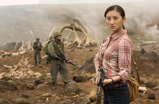 Tương tự với Kong: Skull Island, người đẹp là nữ diễn viên Châu Á duy nhất có mặt trong bộ phim. Ấy vậy mà cô bị chê bai 