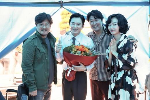 Dàn diễn viên chính Song Kang Ho, Bae Doo Na, Jo Jung Suk và đạo diễn Woo Min Ho trong ngày đóng máy phim điện ảnh “Drug King”