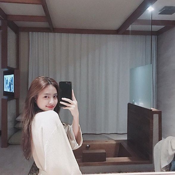 Sinh ra tại Hà Nội nhưng hiện tại đang sinh sống tại thành phố Hồ Chí Minh, cô nàng thu hút cho mình gần 190k người theo dõi trên Facebook và gần 90k lượt theo dõi trên Instagram.