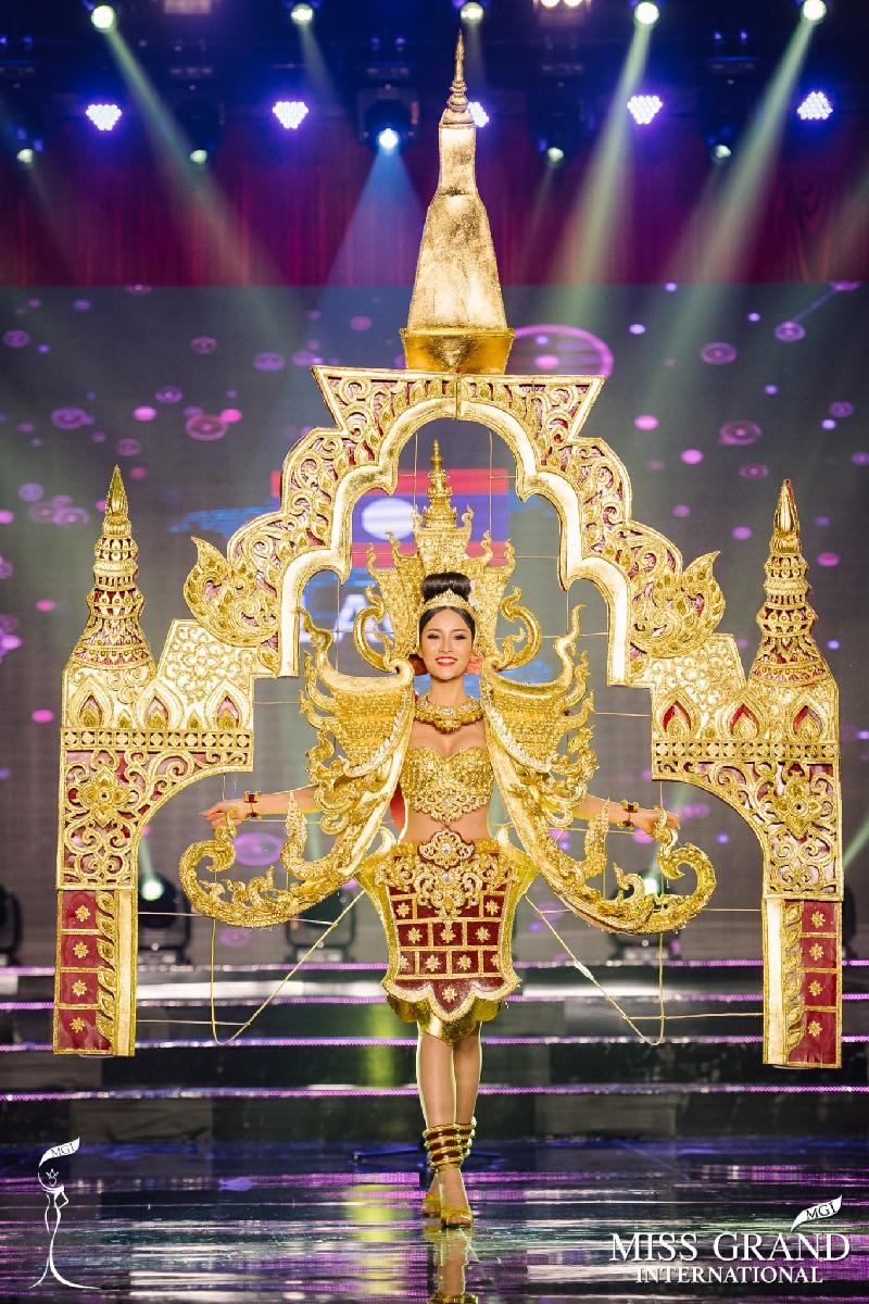 Đại diện nước Lào cũng mang đến cuộc thi năm nay bộ trang phục dân tộc rất hoành tráng.