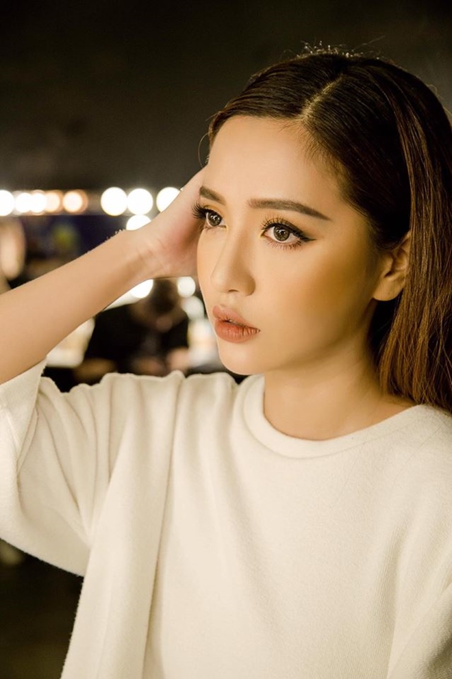 1. Bích Phương: Cô ca sĩ sinh năm 1989 không chỉ được biết đến qua nhiều bài hát nổi tiếng mà còn được mệnh danh là gương mặt không tuổi của showbiz Việt.