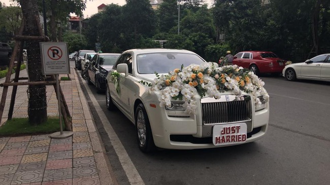 Cặp đôi siêu xe Rolls-Royce và dàn xe sang rước dâu tại Hà Nội