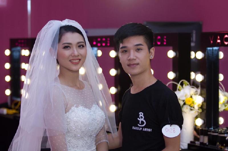 Thợ trang điểm Nguyễn Hải Phong chụp cùng người mẫu trong một cuộc thi tay nghề. Ảnh: Nhân vật cung cấp