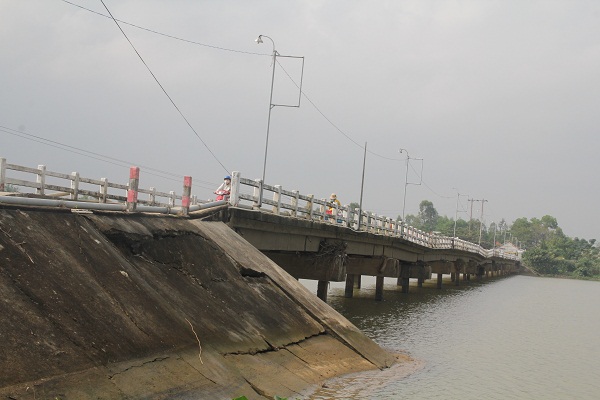 Cầu Hà Tân đã khai thác hơn 20 năm và đang xuống cấp nghiêm trọng