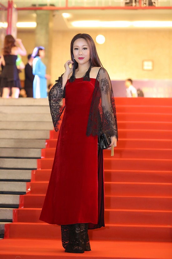 Trên thảm đỏ của Hoa hậu Đại dương Việt Nam 2017, còn có sự xuất hiện của Hoa hậu Ngô Phương Lan với vai trò giám khảo của cuộc thi.