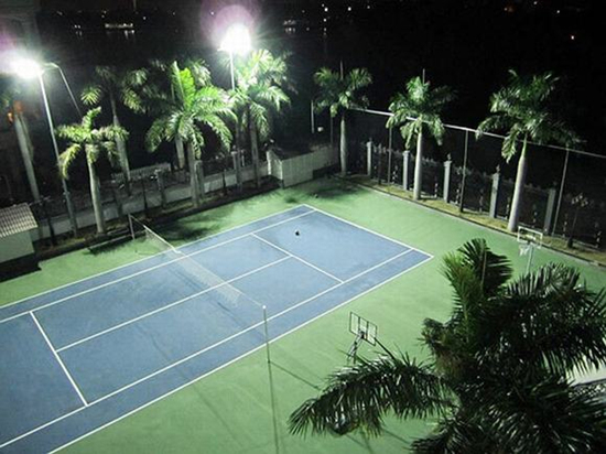 Bao quanh ngôi nhà là khuôn viên rộng lớn với cây xanh rậm rạp, có bể bơi, sân quần vợt… không kém gì khu nghỉ dưỡng 5 sao.