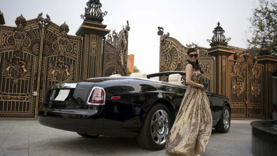 Thủy Tiên từng chia sẻ gia đình cô sở hữu đến 3 chiếc Rolls-Royce. Chiếc Rolls Royce Drophead Coupe mà cựu diễn viên thường sử dụng được giới mê xe cho biết có giá lên đến 40 tỷ đồng.