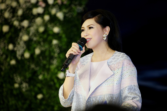 Trong một sự kiện khác, mẹ chồng Hà Tăng xuất hiện với váy Elie Saab thanh lịch và đeo trang sức ngọc trai lấp lánh.