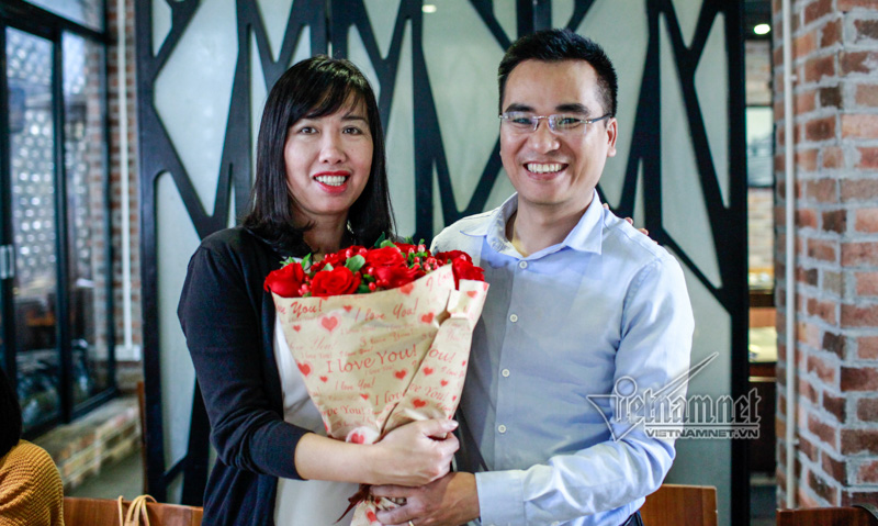 Bó hoa tươi thắm từ đại diện nhóm phóng viên đối ngoại tặng bà Lê Thị Thu Hằng chiều 4/4/2017