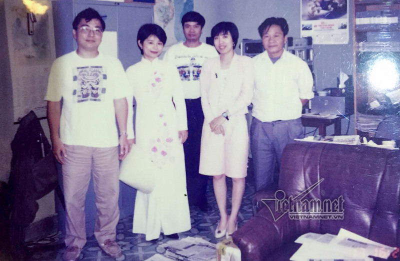 Bà Thu Hằng (thứ 2 từ phải sang) năm 1994 khi bắt đầu công việc cho hãng tin NHK - Nhật Bản (Ảnh do nhân vật cung cấp)