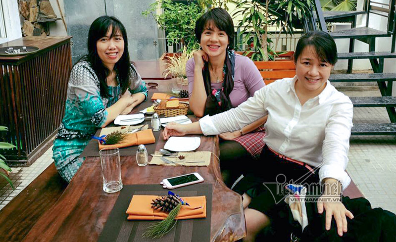 Những lúc rảnh rỗi, bà tranh thủ thời gian đi du lịch, cà phê tán gẫu với bạn bè. Nhà báo Diễm Quỳnh (VTV) là bạn thân (Ảnh do nhân vật cung cấp)