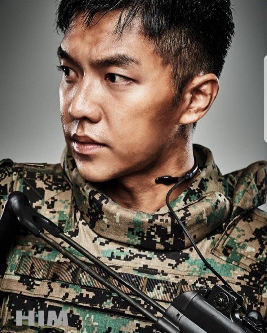 Lee Seung Gi xuất hiện trên tạp chí của Bộ Quốc phòng Hàn Quốc: Monthly HIM với loạt ảnh đầy lôi cuốn cùng khẩu súng trường. Nam diễn viên nhập ngũ từ tháng 2/2016 và chuẩn bị xuất ngũ vào ngày 31/11 tới.