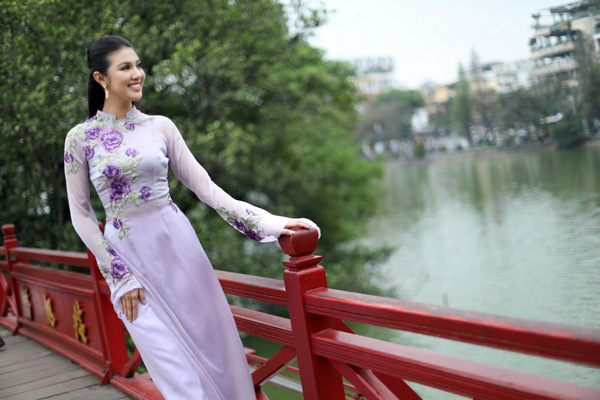 Đương kim Hoa hậu hoà bình Thế giới mặc áo dài giữa Hồ Gươm