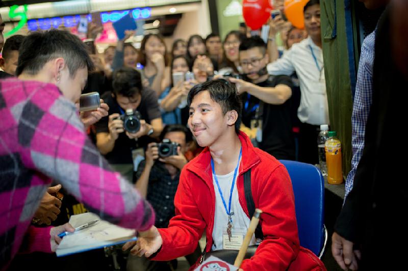 Sơn Tùng bắt tay ký tặng một fan nam khi biết cậu đi lại khó khăn.