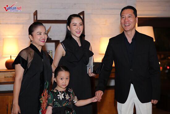Nghệ sĩ múa Đặng Hùng, Vương Linh rạng rỡ đi cùng Linh Nga và con gái dự tiệc cưới.