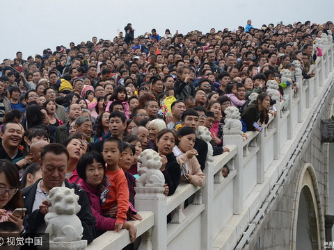Dòng người chen chúc dịp Trung Thu ở quốc gia đông dân nhất thế giới