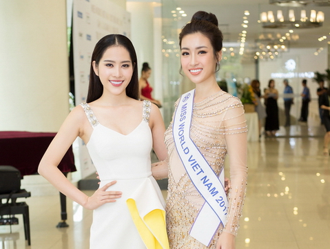 'Ảnh hậu' Nam Em đến dự tiệc chia tay Mỹ Linh lên đường dự thi Hoa hậu Thế giới