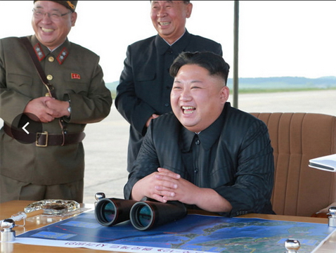 Hình ảnh Kim Jong Un sung sướng khi phóng tên lửa thành công