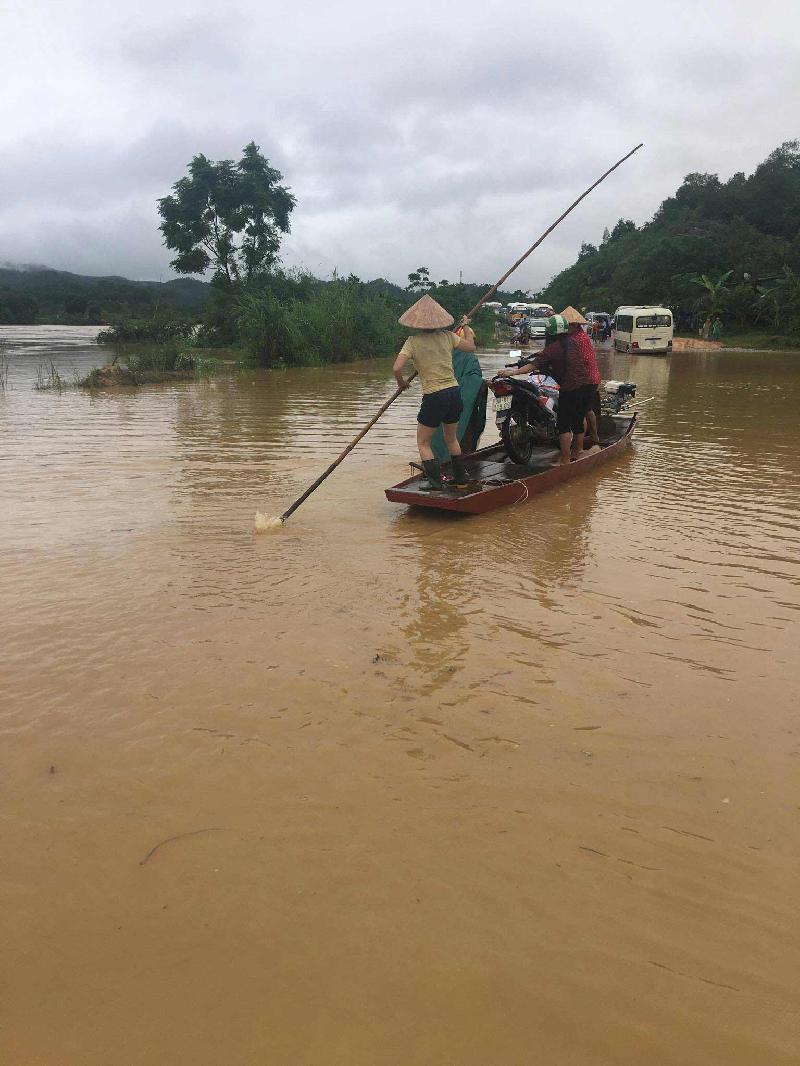Người dân huyện Hương Sơn dùng thuyền để tăng bo xe máy qua vùng ngập nước