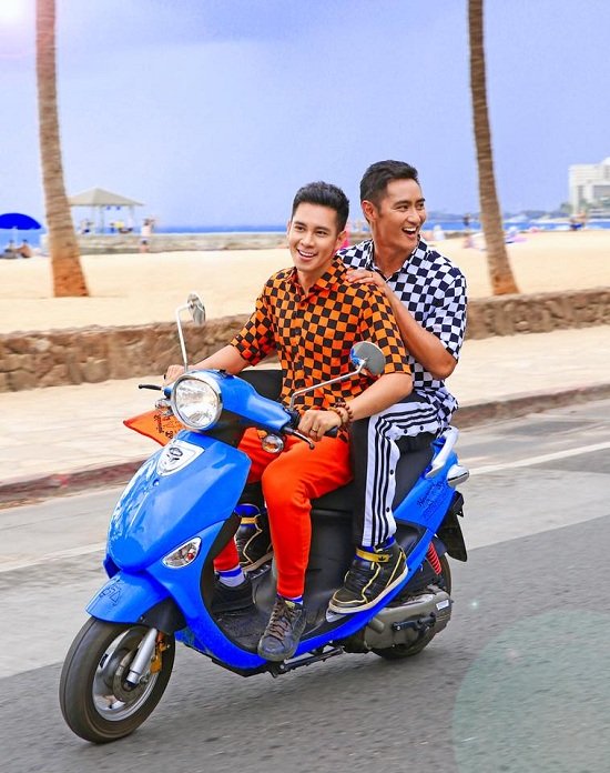 Hồ Vĩnh Khoa và siêu mẫu Rhonee Rojas tình cảm, hạnh phúc bên nhau sau khi kết hôn. Anh chở bạn trai đi xe máy dạo biển: 