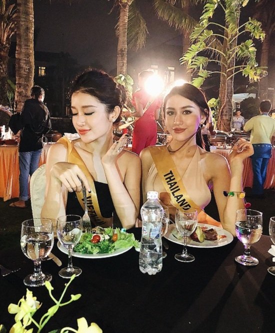Huyền My diễn sâu trước ống kính khi thưởng thức bữa tiệc tối cùng hoa hậu Thái Lan.
