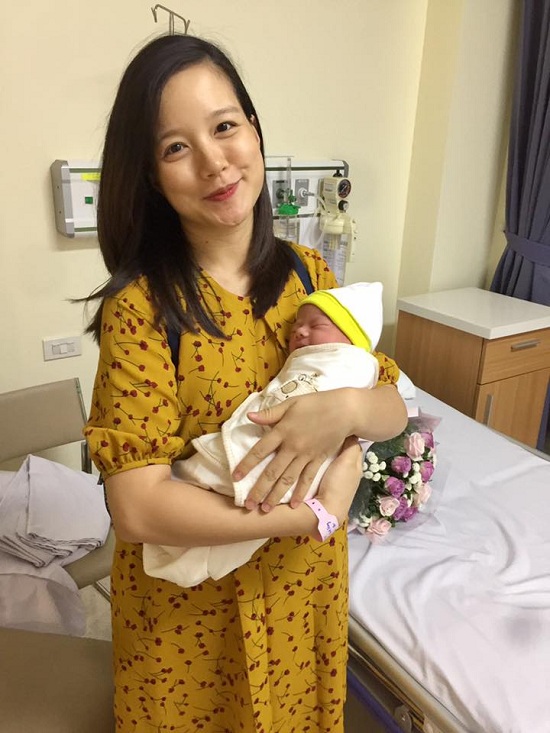 BTV Minh Trang không kìm nén được niềm vui khi chào đón thành viên mới của gia đình. Cô xuất viện đưa con về nhà vào chiều ngày 15/10. 