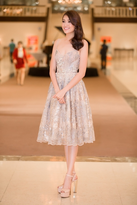 Á hậu Lệ Hằng ngọt ngào và nữ tính trong chiếc váy midi phong dáng bồng bềnh của NTK Chung Thanh Phong. Mentor của HHHV VN 2017 ngày càng nhận được nhiều lời khen về nhan sắc cũng như phong cách thời trang của mình. 