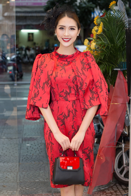 Trong khi đó, Tường Linh ấn tượng với lối trang điểm đậm sắc cùng với bộ váy đỏ rực rỡ, giúp cô gây được sự chú ý giữa đám đông.